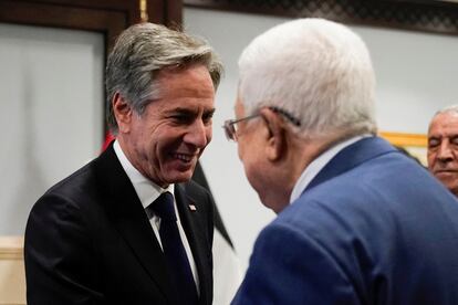 El secretario de Estado de EE UU, Antony Blinken, saludaba al presidente palestino, Mahmud Abbas, el martes en Amán. 