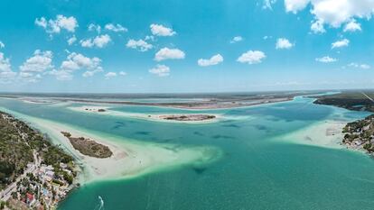 Laguna de Bacalar en el Estado mexicano de Quintana Roo, al norte de la frontera con Belice. 