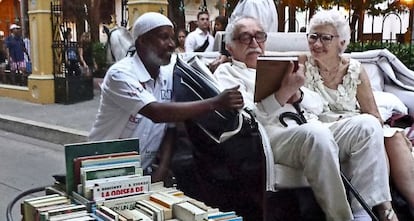 Un librero callejero charla con el autor de Cien a&ntilde;os de soledad en Cartagena de Indias, en mayo de 2013.