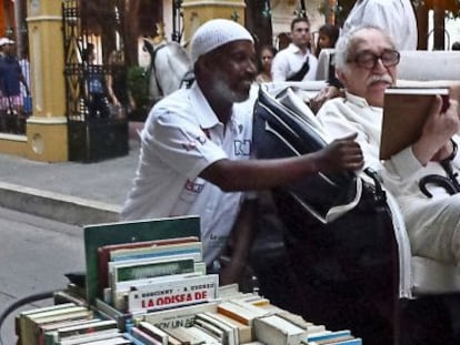 Um livreiro de rua conversa com o autor de Cem Anos de Solidão em Cartagena das Índias, em maio de 2013.