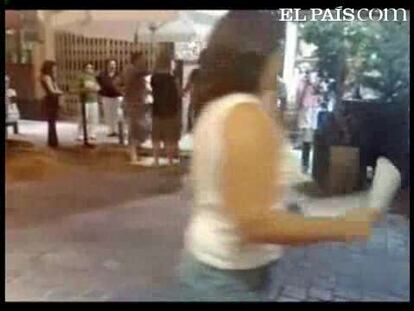 Forcejeo en una de besada ante Casa Parrondo