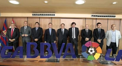 El presidente de la LFP, Javier Tebas, en el centre, con los presidentes de los clubes ascendidos a Primera y Segunda. 