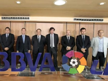 El presidente de la LFP, Javier Tebas, en el centre, con los presidentes de los clubes ascendidos a Primera y Segunda. 