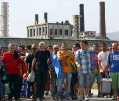 Los trabajadores de Sniace abandonan su encierro tras ratificar hoy en asamblea la postura del comité y han rechazado la última oferta que planteó ayer la dirección, justo antes de expirar el plazo de consultas del expediente de regulación de empleo (ERE) planteado para despedir a toda la plantilla. EFE/Esteban Cobo