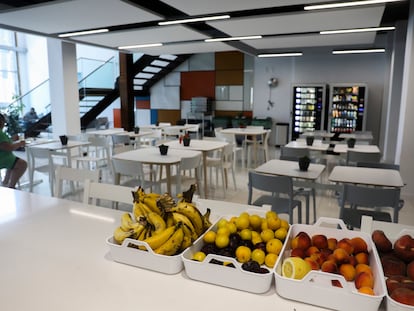 Fruta gratis en una empresa de 'call center' en Torrevieja, en 2023.