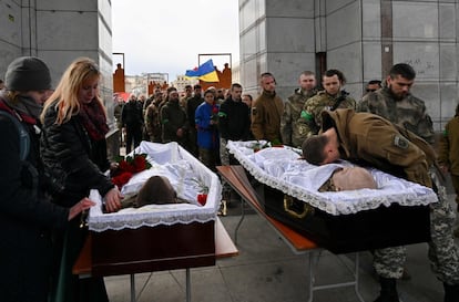 Familiares y compañeros de dos militares del Cuerpo de Voluntarios de Ucrania que murieron durante el conflicto con Rusia asisten a su ceremonia fúnebre en la plaza de la Independencia en Kiev.