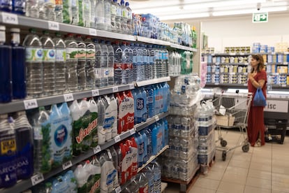 Estanterias de agua embotellada en un supermercado de Barcelona.