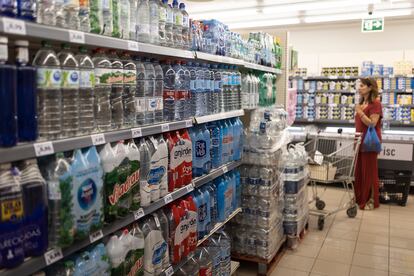 Estanterias de agua embotellada en un supermercado de Barcelona.