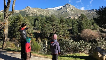 La cumbre de La Maliciosa (a la derecha) vista desde el valle de La Barranca, en Madrid.
