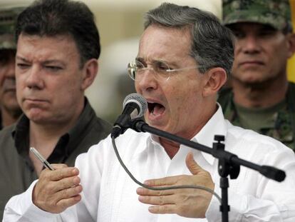 Uribe (a la derecha) como presidente y Santos como ministro de Defensa, durante un acto con las tropas en 2008.