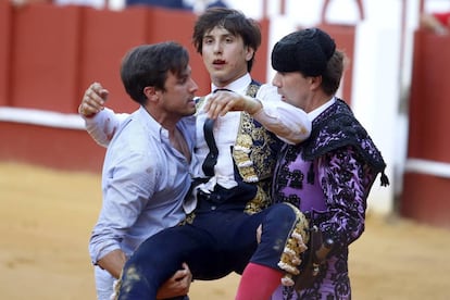 Roca Rey, llevado a la enfermería por segunda vez tras la cogida sufrida ayer en la plaza de La Malagueta.