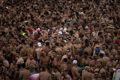 Bañadores minúsculos, gorras (las de marinero triunfaron) y mucho músculo fibrado en la pista principal del Water Park Day del Circuit Barcelona 2023.