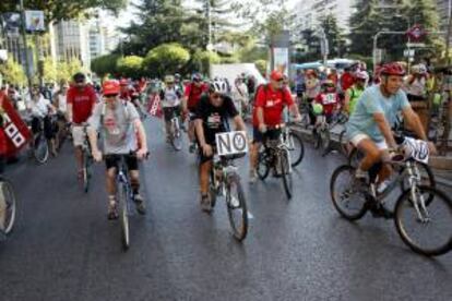 Un centenar de personas ha protagonizado hoy en Madrid una marcha ciclista contra los "recortes" en el sector público aprobados por el Gobierno, en una protesta convocada por las federaciones de servicios públicos de CCOO y UGT y por el sindicato de funcionarios CSI-F.