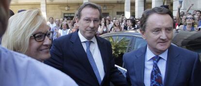 Emilio Llera, en el centro, con el representante del Poder Judicial para Andalucía Occidental, Antonio Reinoso, este viernes en Sevilla