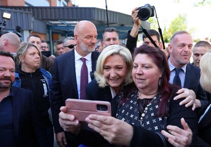 La candidata Marine Le Pen (centro) se hace una foto junto a una seguidora en el exterior del colegio electoral en Hénin Beaumont, este domingo. La participación en la segunda vuelta de las elecciones presidenciales francesas alcanzó el 26,41 % a mediodía, ligeramente superior a la de la primera ronda, informó el Ministerio del Interior.