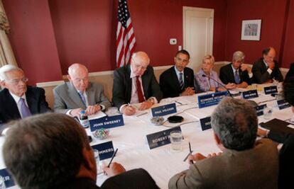 El candidato demócrata, Barack Obama, durante la reunión con asesores económicos, entre los que destacan el ex presidente de la Reserva Federal, Paul Volcker