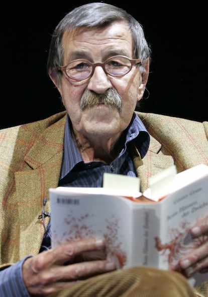 L'escriptor alemany i premi Nobel de Literatura Günter Grass durant la presentació del seu llibre de memòries 'Tot pelant la ceba', al teatre Berliner Ensemble, a Berlín (Alemanya), el 4 de setembre del 2006. Grass revela al llibre la seva pertinença al cos nazi de les Waffen SS, al final de la Segona Guerra Mundial.