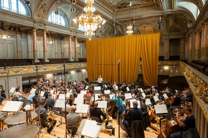 Paavo Järvi dirige a la Tonhalle en una sesión de grabación de la ‘Séptima’ de Bruckner, tras una cortina acústica, en enero de 2022.