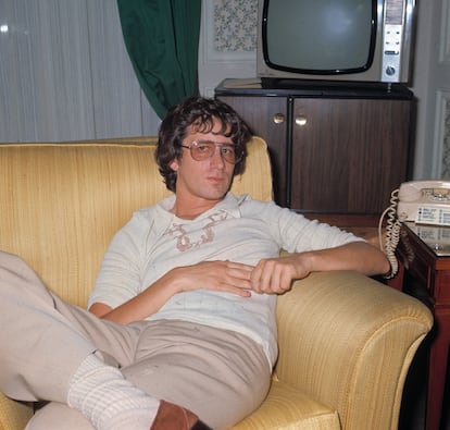 El director Steven Spielberg en una imagen informal en el sofá de su casa, de 1975, cuando tenía 29 años.