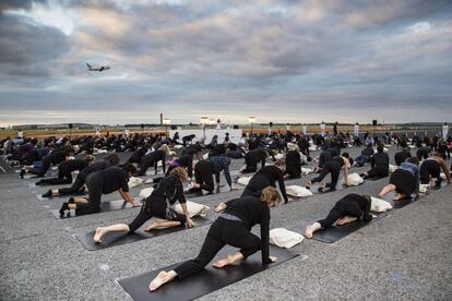 Millones de pasajeros del Charles de Gaulle practican yoga 