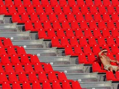 Un espectador asiste en solitario en una zona de la grada al partido de hockey sobre hierba entre Alemania y Australia.