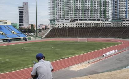 En el estadio olímpico de Nom Pen (Camboya), varios 'brókers de la lluvia' se juntan para gestionar las apuestas.