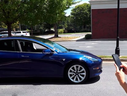 Así te recoge un Tesla Model 3 al salir de trabajar con el nuevo modo "invocar"