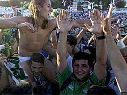 Casas, autor de los dos goles, es sacado a hombros tras el partido.