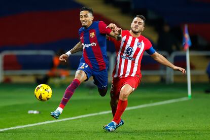 Raphinha ante Koke, en el partido entre el Barcelona y el Atlético.