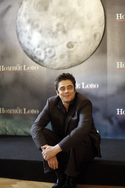 El actor Benicio del Toro posa durente  la presentación en Madrid de la película<i> El hombre lobo</i>.