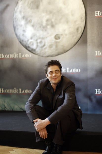 El actor Benicio del Toro posa durente la presentación en Madrid de la película<i> El hombre lobo</i>.