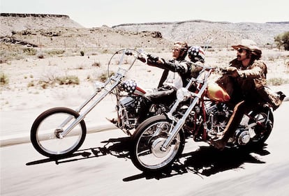 Peter Fonda. El rebelde de Hollywood.

	Gracias a  Easy Rider, el manifiesto de la generación hippie, Peter Fonda labró su estatus de rebelde de Hollywood. Aunque su carrera cinematográfica haya pasado con más pena que gloria, su imagen de jinete cabalgando sobre una Harley Davidson conformará uno de los clichés más poderosos de la década de los sesenta.