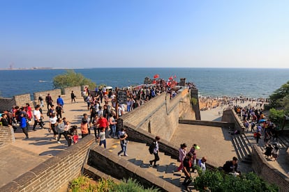 En la sección conocida como la Cabeza del Dragón la Gran Muralla China se encuentra con el mar.
