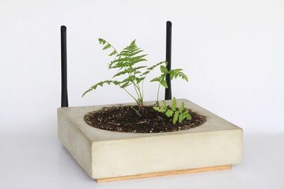 Un router no es un dispositivo especialmente decorativo para tu casa, pero ocultarlo puede darte problemas. Si quieres disimularlo con un libro, por ejemplo, o incluso con una maceta como aparece en esta imagen, recuerda no tapar las antenas con ningún obstáculo para la señal.