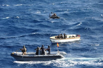 Detenci&oacute;n de un grupo de piratas a 50 millas de Mogadiscio (Somalia) a manos de la armada espa&ntilde;ola, en una foto de archivo. 