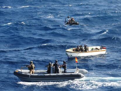 Detenci&oacute;n de un grupo de piratas a 50 millas de Mogadiscio (Somalia) a manos de la armada espa&ntilde;ola, en una foto de archivo. 