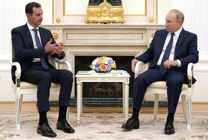 El presidente ruso, Vladímir Putin, conversa con su homólogo sirio, Bachar el Asad en Moscú, el lunes.