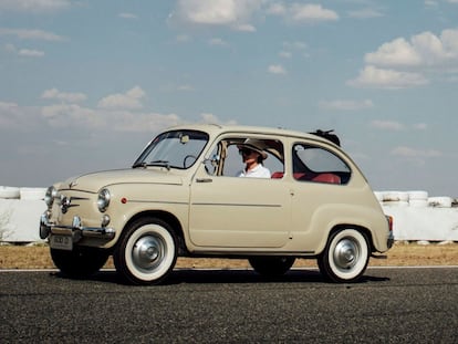 Un Seat 600 en carretera.