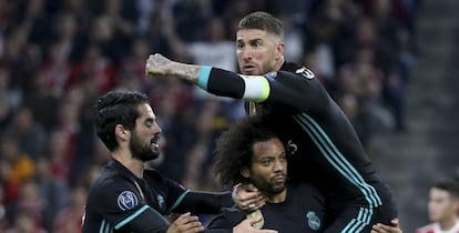 Sergio Ramos celebra el gol de Marcelo, el del empate del Real Madrid, ante Isco y Toni Kroos.