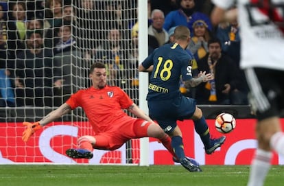 Dario Benedetto marca el primer gol del Boca ante el River.