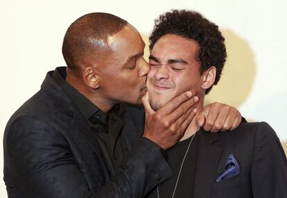 El actor Will Smith con su hijo Willard Christopher Smith III en el 'backstage' de los Grammy Latinos. En los años 90 demostró tener dotes de cantante con una breve carrera musical. En la gala la rememoró interpretando 'Fiesta' junto al grupo colombiano Bomba Estéreo.