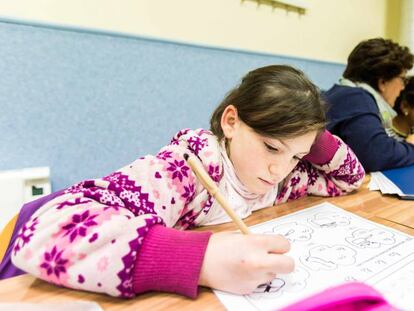 Una niña en una clase del proyecto de mediación escolar en la Cañada Real de Madrid, un proyecto organizado por Cáritas Madrid y el Programa CaixaProInfancia.