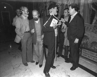 Reunión de escritores de la Generación del 50, en Madrid a finales de 1984. De izquierda a derecha: Ángel González, José Manuel Caballero Bonald, Carlos Barral, José Agustín Goytisolo y Claudio Rodríguez.