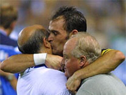 Paco se abraza a Luis Costa y a otro miembro del cuerpo técnico tras el triunfo.