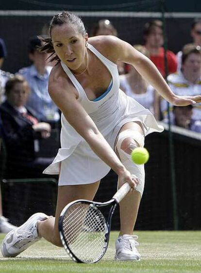 Jelena Jankovic devuelve una pelota en el partido ante Caroline Wozniacki.