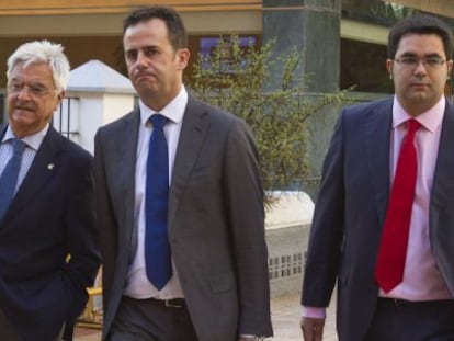 Manuel García Gallardo (en el centro), a su llegada a los juzgados.