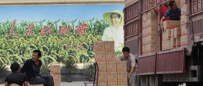 Trabajadores de una f&aacute;brica de noodles (pasta) en Nanjie.