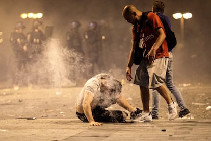 Así, uno de los comercios de la citada avenida, el Drugstore Publicis, sufrió enormes destrozos después de que una treintena de individuos encapuchados entrara con botellas de alcohol y rompiera buena parte de las instalaciones, según atestiguan numerosas fotografías en redes sociales. En la imagen, un hombre cae al suelo después de inhalar gases lacrimógenos durante los enfrentamientos de los aficionados con la policía en París.