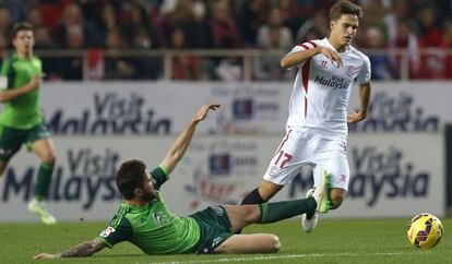 Planas vio la roja por esta entrada a Denis Suárez.