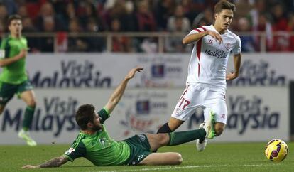 Planas vio la roja por esta entrada a Denis Su&aacute;rez.